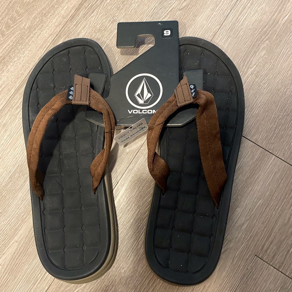 *NEW* Volcom Men’s flip flops size 9